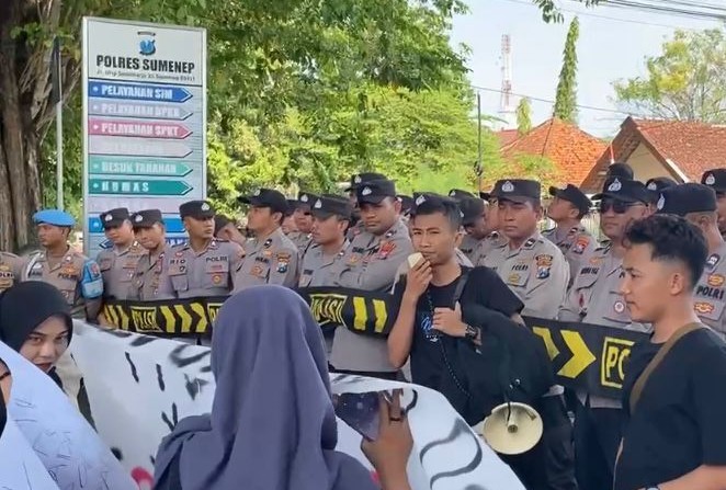 FOTO: Dear Jatim Koordinator Daerah Sumenep menggelar aksi demonstrasi di depan Mapolres setempat. @by_News9.id