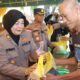 FOTO: Wakapolres Sumenep, Kompol Masyhur Ade, S.I.K., mewakili Kapolres Sumenep AKBP Rivanda, S.I.K., didampingi Plt. Kasi Humas Polres Sumenep, AKP Widiarti, saat melakukan Gerakan Pangan Murah. @by_News9.id