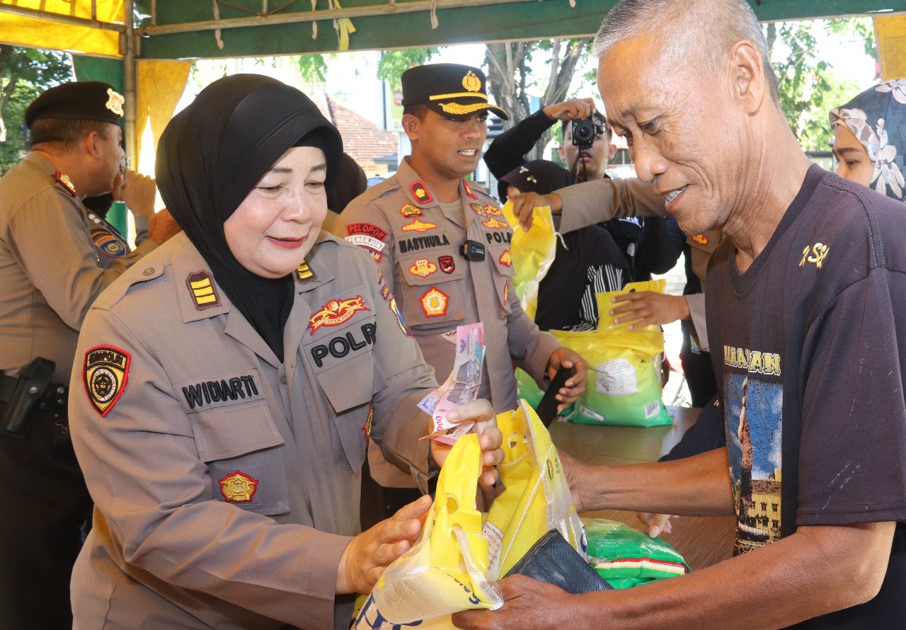 FOTO: Wakapolres Sumenep, Kompol Masyhur Ade, S.I.K., mewakili Kapolres Sumenep AKBP Rivanda, S.I.K., didampingi Plt. Kasi Humas Polres Sumenep, AKP Widiarti, saat melakukan Gerakan Pangan Murah. @by_News9.id