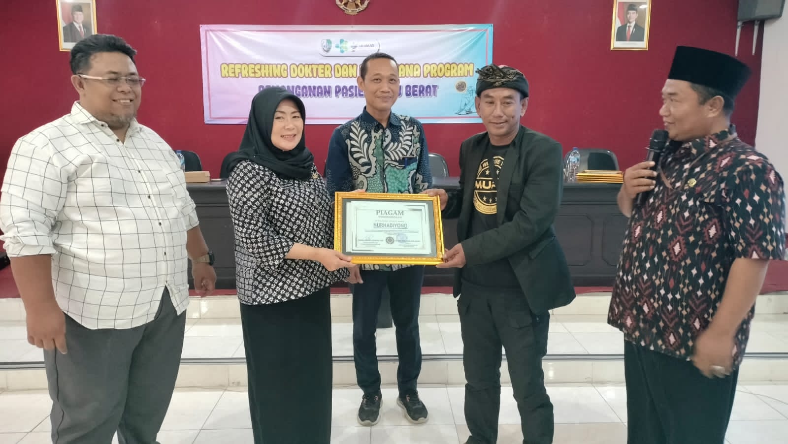 FOTO: Penyerahan piagam oleh kadinkes dr. Dwi Herlinda Lusi Harini kepada gus daef di gedung PKPRI trunojoyo sampang. Kamis, (14/8). @by_News9.id