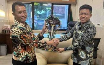 FOTO: Penyerahan cinderamata keris secara simbolis oleh Dr. Naghfir, S.HI., S.H., M.Kn, Ketua DPC ISSITA Kabupaten Sumenep (kanan) kepada Wardojo, A.Ptnh., M.Si, Kepala Kantor Pertanahan Kabupaten Sumenep (kiri). @by_News9.id
