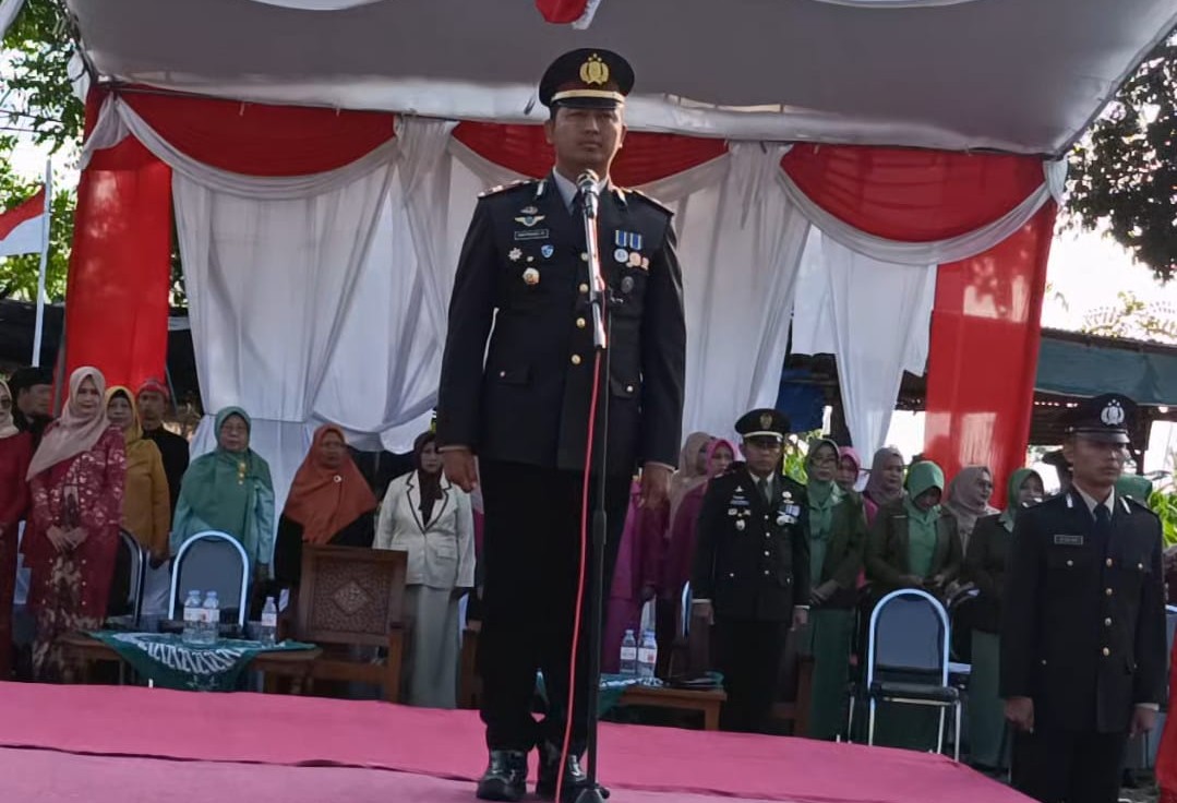 FOTO: Kapolsek Krejengan, IPTU Miftahol Rahman, S.H., M.H., saat menghadiri upacara penurunan bendera HUT) ke-80 Kemerdekaan Republik Indonesia. @by_News9.id