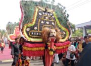 Warna-warni Tradisi Meriahkan Karnaval Budaya Desa Padang