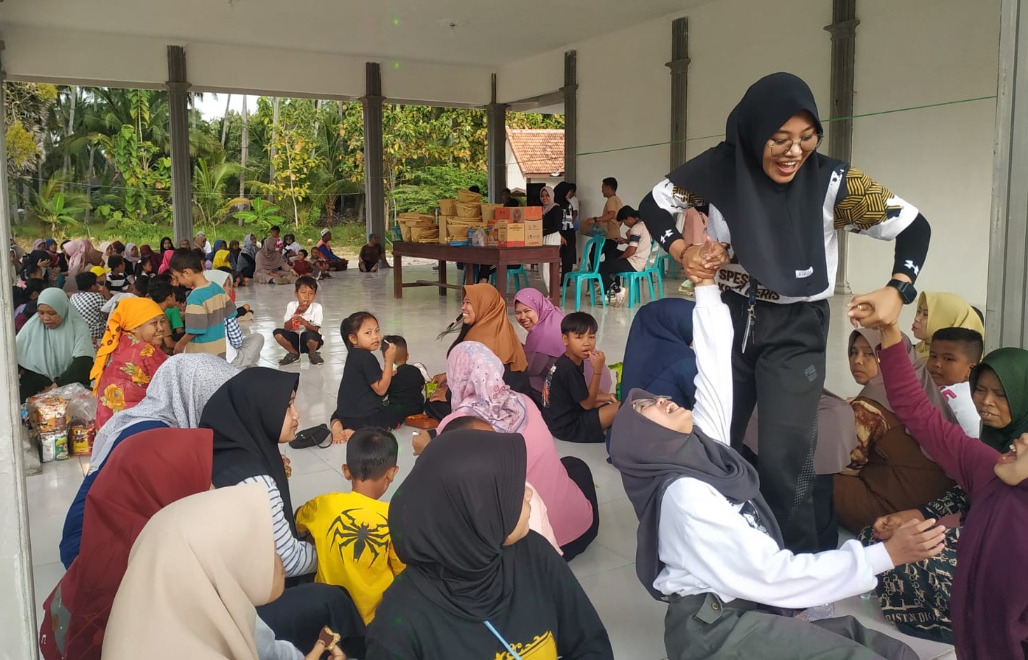 FOTO: Ratusan warga dari berbagai usia tampak memadati halaman Balai Kemasyarakatan Desa Lapa Loak. @by_News9.id
