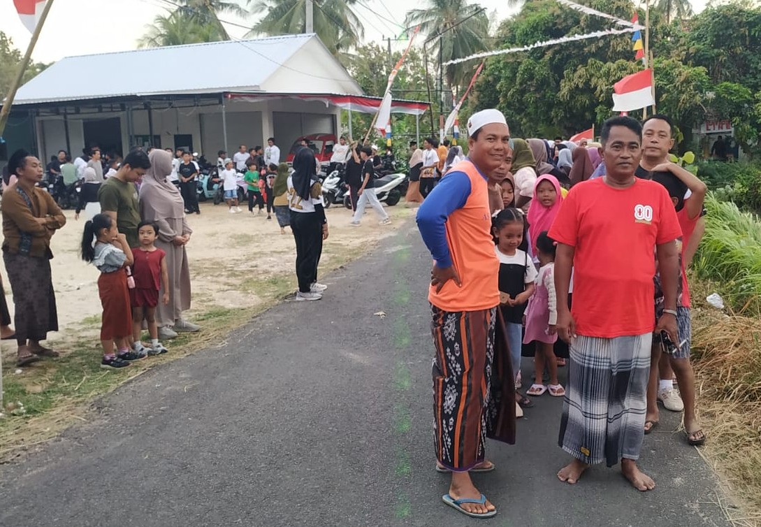 FOTO: Kepala Desa Lapa Loak, Imam Ghazali, (kanan) bersama perangkat dan warga dari berbagai usia tampak memadati Jalan Sehat. @by_News9.id