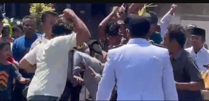 FOTO: Terduga pelaku curanmor saat di gebukin masa. @by_News9.id