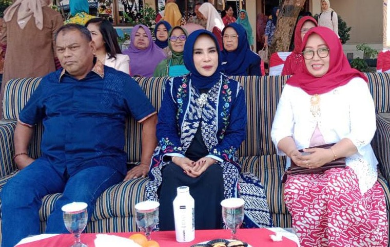 FOTO: Kepala Sekolah SMKN 2 Lumajang (kanan) bersama Wakil Bupati Sidoarjo, Mimik Idayana beserta suami. @by_News9.id