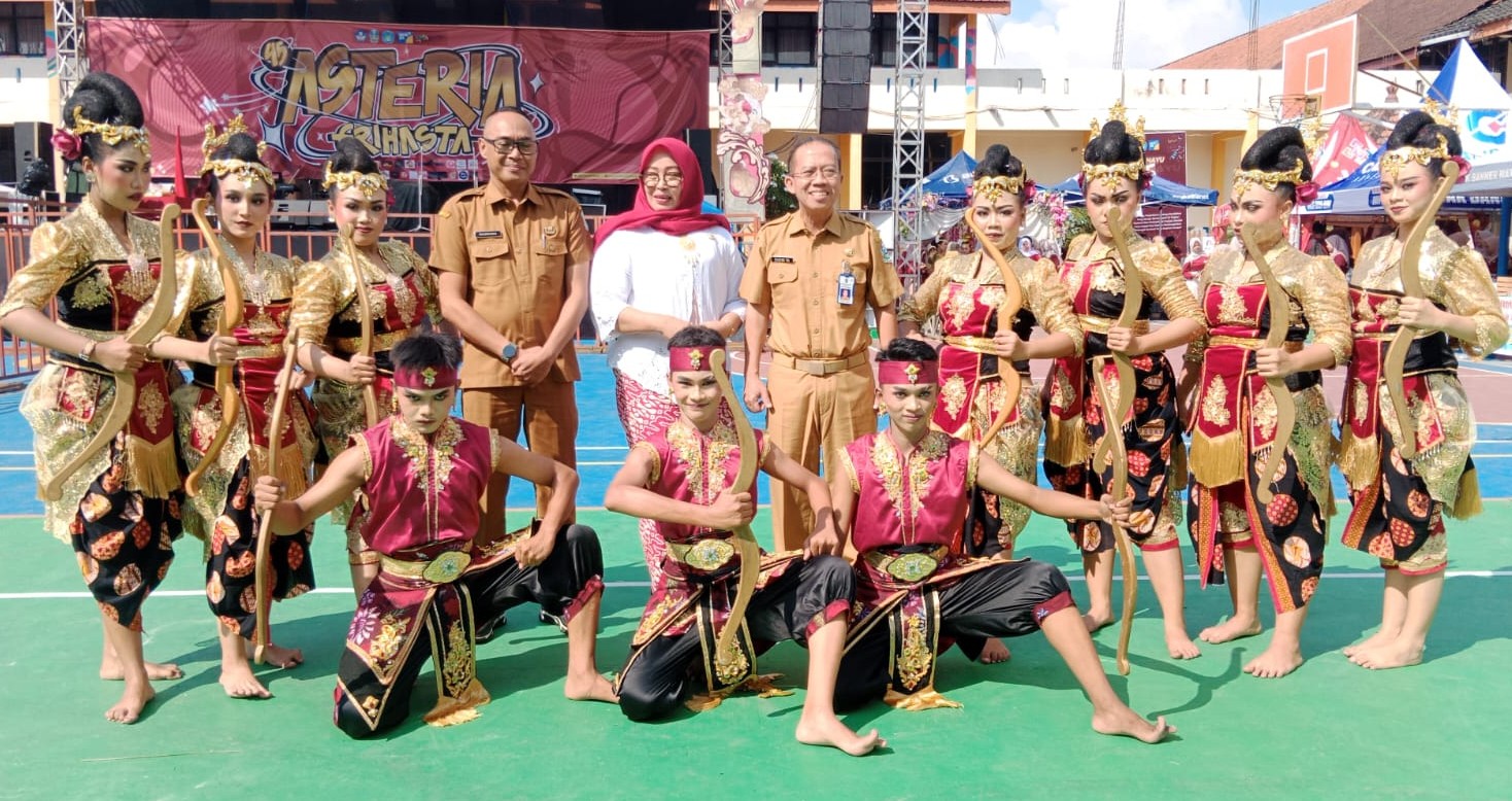 FOTO: Pengisi acara bersama Kepala Dinas Pendidikan dan Kebudayaan Kab. Lumajang, Nugraha Yudha. @by_News9.id