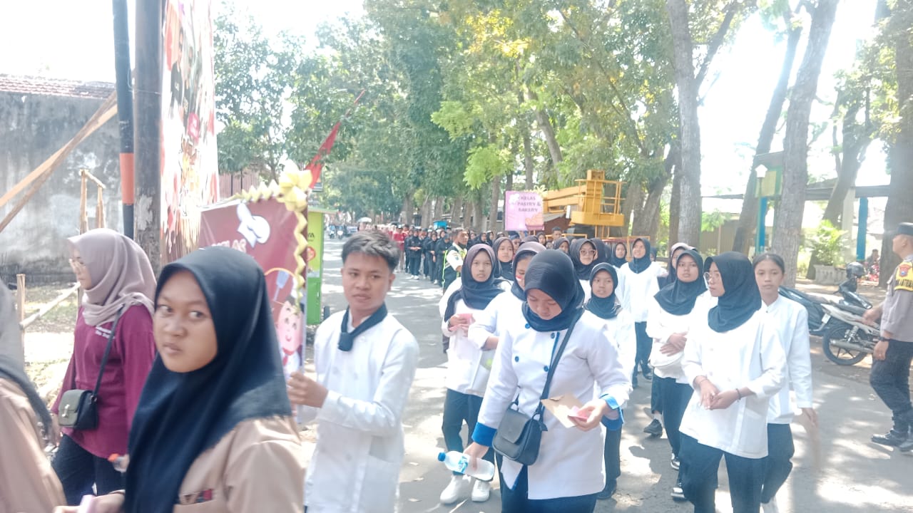 FOTO: Jalan Santai sebagai rangkaian HUT ke 45 SMKN 2 Lumajang. @by_News9.id