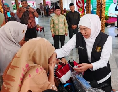 FOTO: Khofifah Indar Parawansa, saat memberikan bansos kepada penerima mamfaat. @by_News9.id