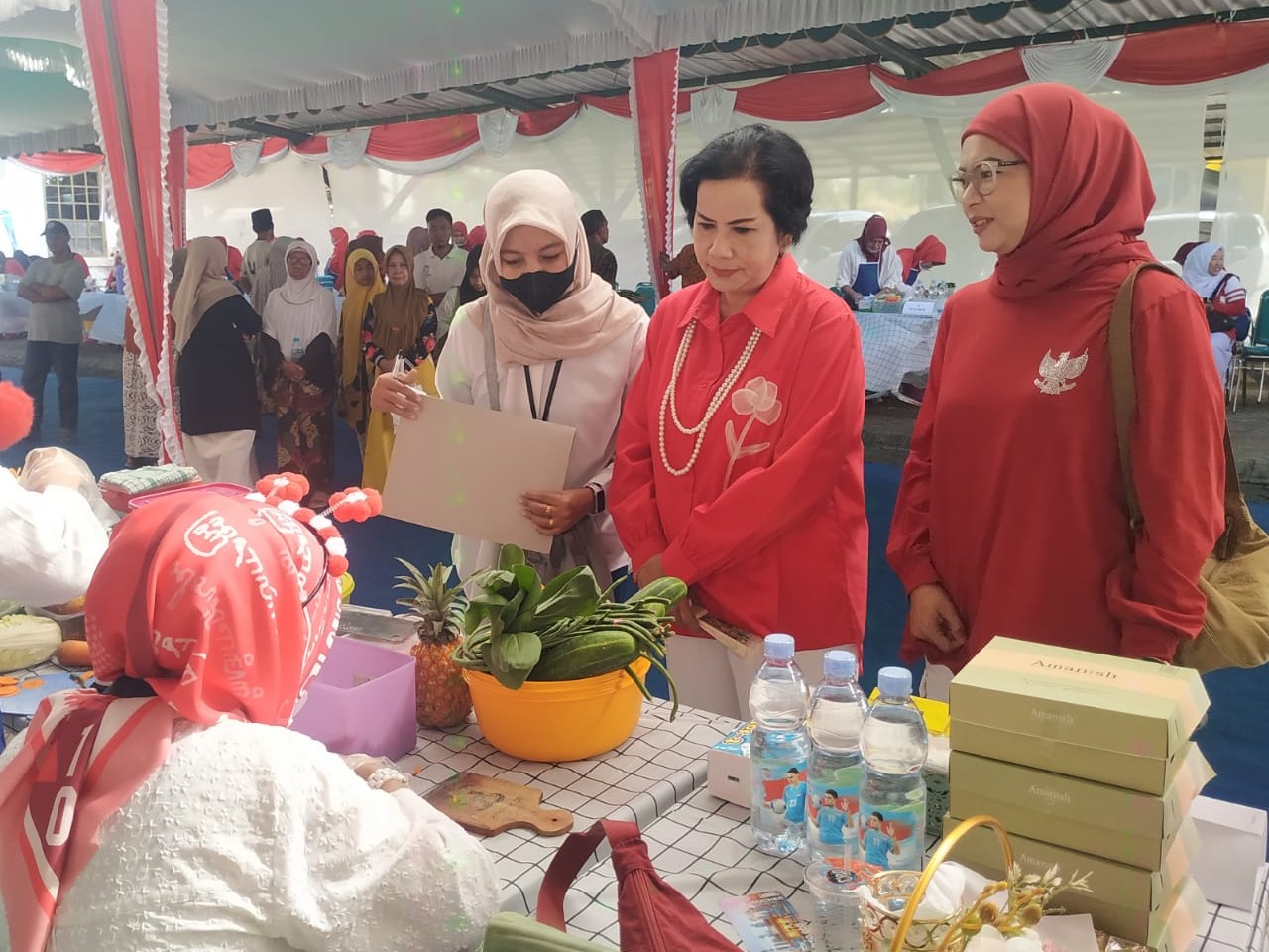 FOTO: Direktur Utama PT Garam, Ani Abraham Mose, saat keliling melihat peserta lomba. @by_News9.id
