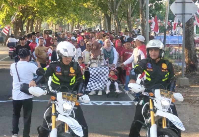 FOTO: Ratusan warga tampak antusias mengikuti kegiatan jalan sehat. @by_News9.id