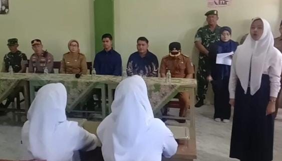 FOTO: Bupati Lumajang bersama Forkopimca Pasrujambe dan siswa SMP NU. @by_News9.id