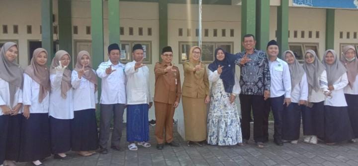 FOTO: Bupati Lumajang beserta jajaran Guru SMP NU Pasrujambe dan SPPG. @by_News9.id