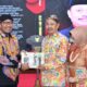 FOTO: Bupati Fauzi secara khusus menyerahkan foto kenangan saat Edi Rasiyadi diambil sumpah jabatannya tujuh tahun lalu di Acara Pisah Kenang Sekdakab Sumenep. @by_News9.id
