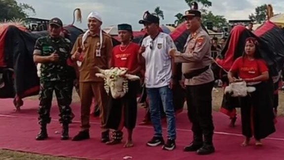 FOTO: Kepala Desa Sumbersuko bersama Muspika kec Sumbersuko. @by_News9.id