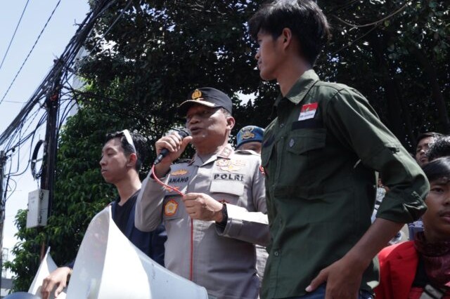 Kapolda Jatim Turun ke Jalan, Janji Transparansi dan Bebaskan Mahasiswa Tak Bersalah