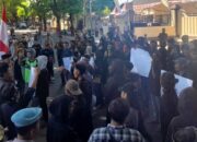 Ratusan Mahasiswa Kepung Polres Sumenep, Tuntut Kapolri Mundur Usai Tragedi Driver Ojol