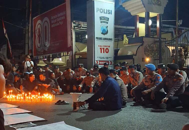 Aksi Lilin dan Doa di Lumajang untuk Alm. Afan, Ojol yang Tewas Tragis