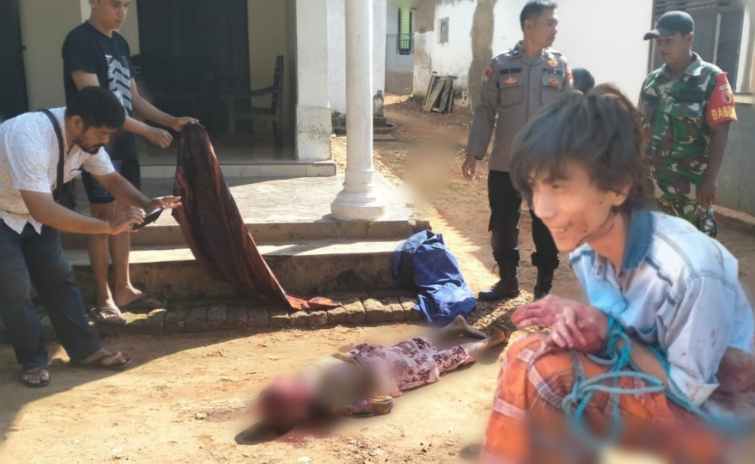 FOTO: Seorang nenek tergeletak tewas mengenaskan setelah diduga menjadi korban penganiayaan oleh cucunya sendiri. @by_News9.id