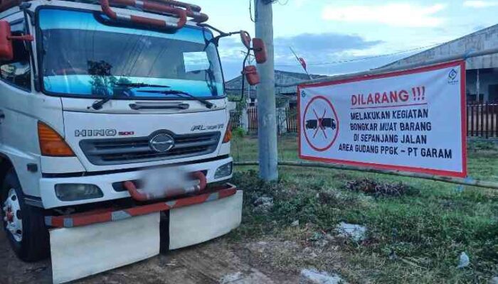 PT Garam Caplok Jalan Raya, Larang Bongkar Muat di Kalianget