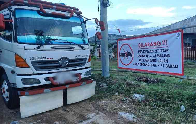Flyer larangan aktivitas bongkar muat barang di area jalan raya yang berdekatan dengan wilayah PT Garam. @by_News9.id