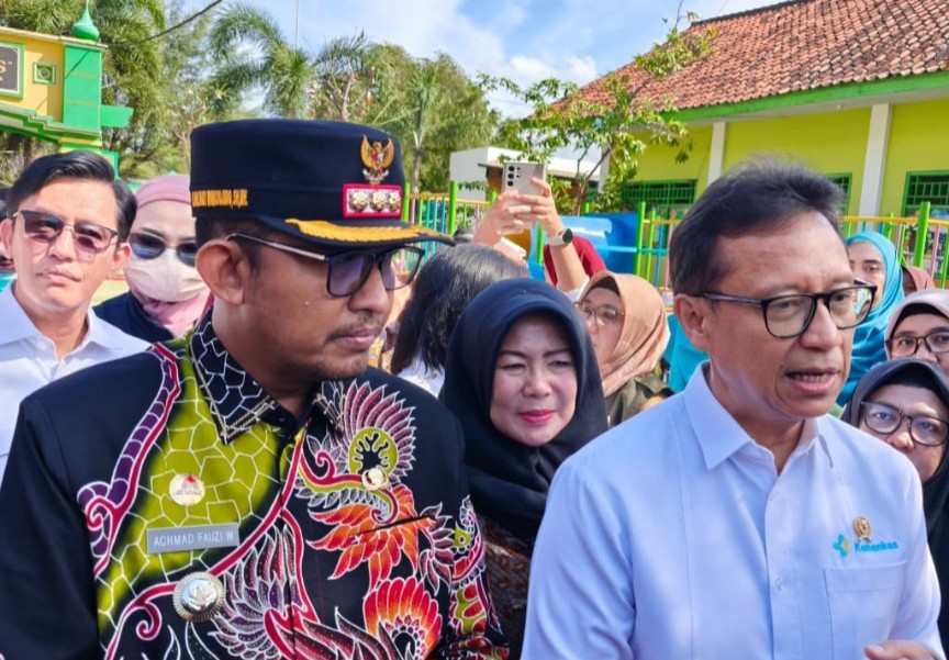 FOTO: Menteri Kesehatan RI, Budi Gunadi Sadikin (kanan), bersama Bupati Sumenep, Achmad Fauzi Wongsojudo (kiri). @by_News9.id