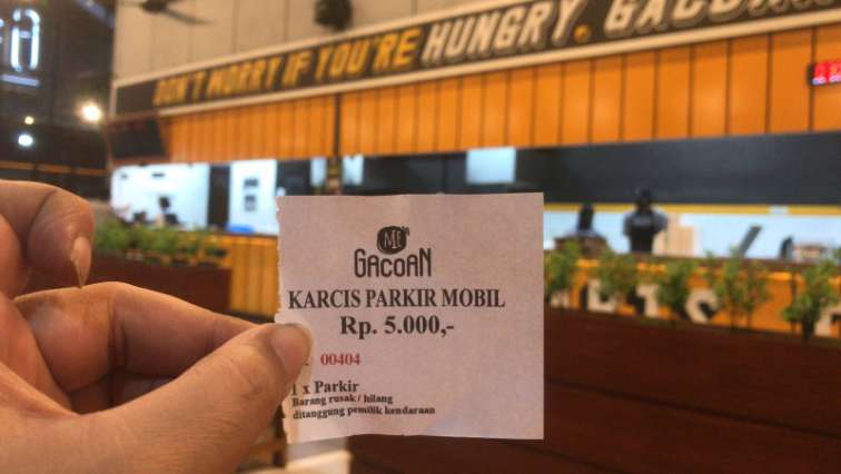 Parkir Berbayar di Mie Gacoan Genteng Diduga Cacat Hukum, Konsumen Dibuat Tak Berdaya