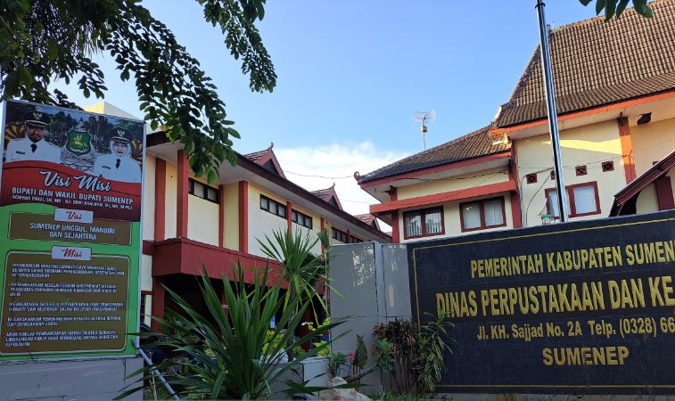 Flyer Bupati Lawas Masih Mejeng di Kantor Perpusda, Tanda Tak Hormati Kepemimpinan Baru