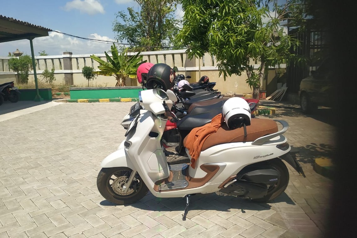 Parkiran Sakti di Pengadilan Agama Sumenep Hanya Muat Dua Motor