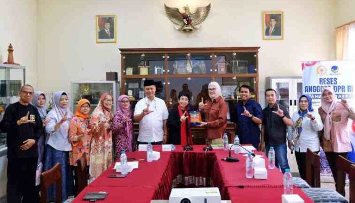 Lita Machfud Arifin Serahkan Dukungan dan Bantuan untuk Kelompok Seni Difabel