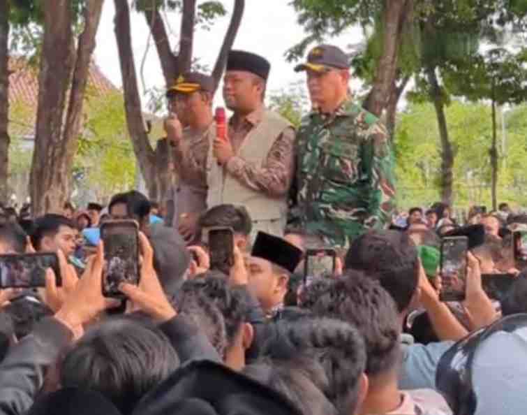 Wabup Sampang Temui Massa Aksi, Janji Kawal Tuntutan Soal Pilkades