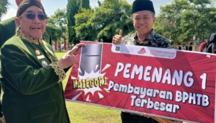 Dr. Naghfir Jadi Teladan Pembayar BPHTB Terbesar di Sumenep