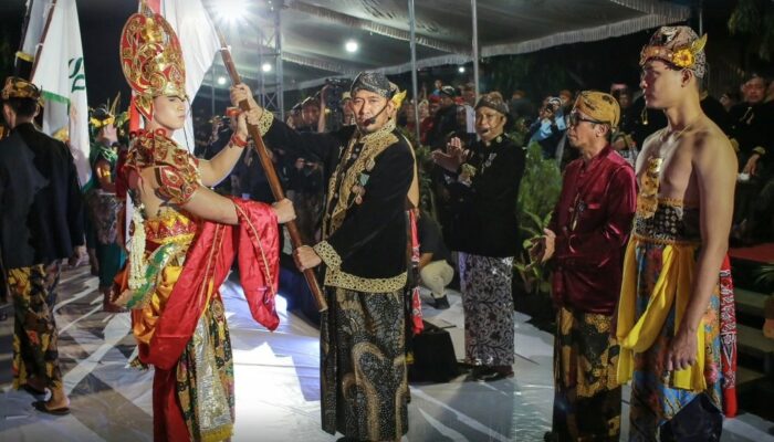 Prosesi Arya Wiraraja, Bupati Fauzi Teguhkan Semangat Kebersamaan di Hari Jadi ke-756