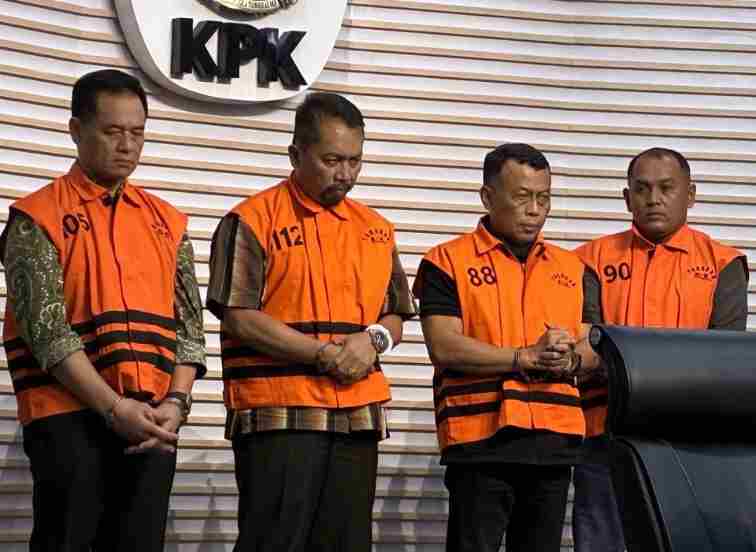 Bupati dan Pejabat Ponorogo Digelandang KPK dalam OTT Tengah Malam