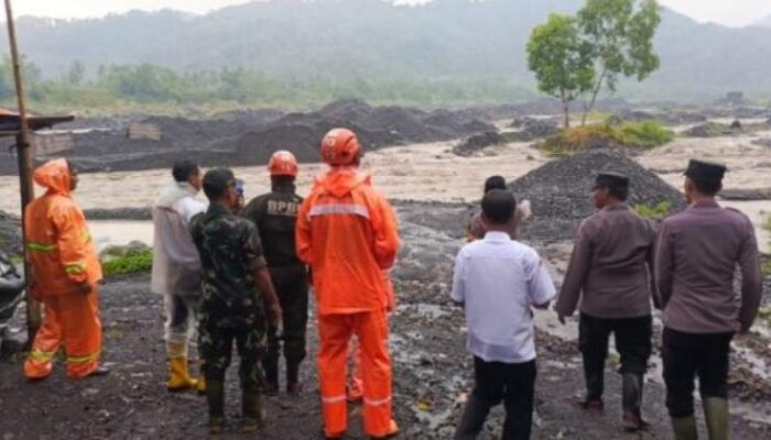 Polsek Pasirian Gerak Cepat Pantau Sungai Regoyo   