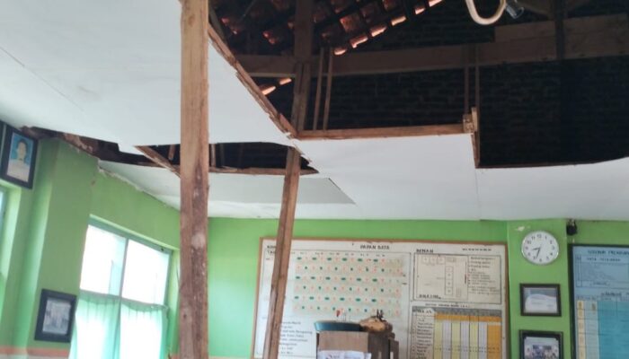 Nyaris Telan Korban, Atap SDN Pandeman II Arjasa Roboh Saat Proses Belajar