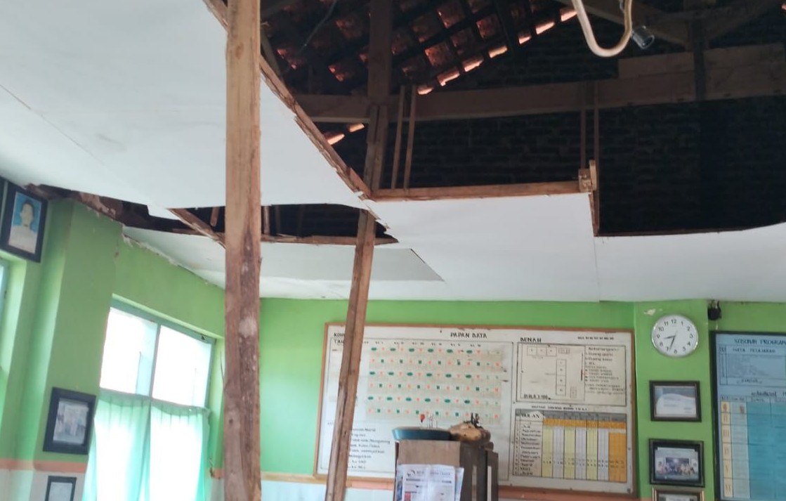 Nyaris Telan Korban, Atap SDN Pandeman II Arjasa Roboh Saat Proses Belajar
