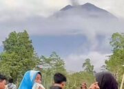 Ratusan Pendaki Dievakuasi Usai Semeru Meletus Bertubi-tubi