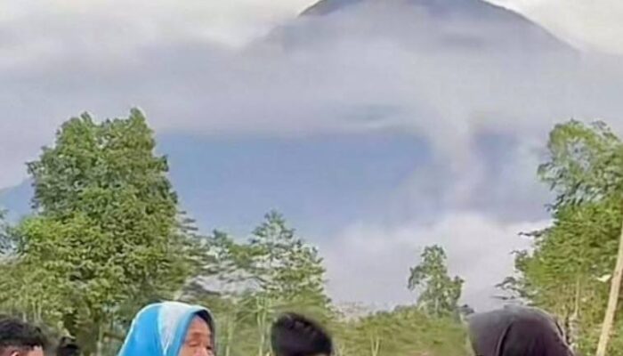 Ratusan Pendaki Dievakuasi Usai Semeru Meletus Bertubi-tubi