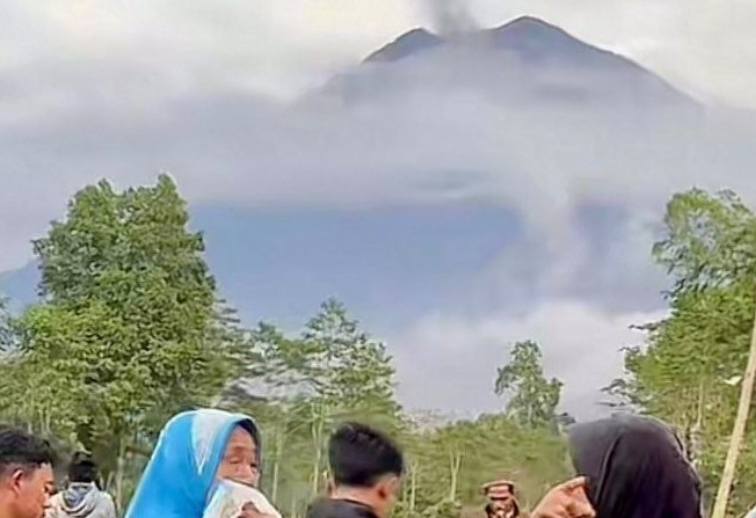 Ratusan Pendaki Dievakuasi Usai Semeru Meletus Bertubi-tubi