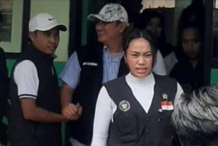 Utusan Khusus Presiden Bidang Pariwisata Tinjau Pengungsian Erupsi Semeru Di SDN 04 Supiturang Pronojiwo