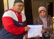 Tak Sekadar Peringatan, PWRI Sumenep Hadiahkan Mukena bagi Guru Ngaji