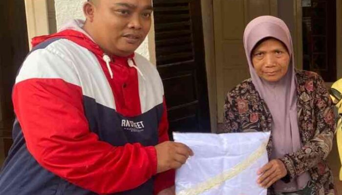 Tak Sekadar Peringatan, PWRI Sumenep Hadiahkan Mukena bagi Guru Ngaji