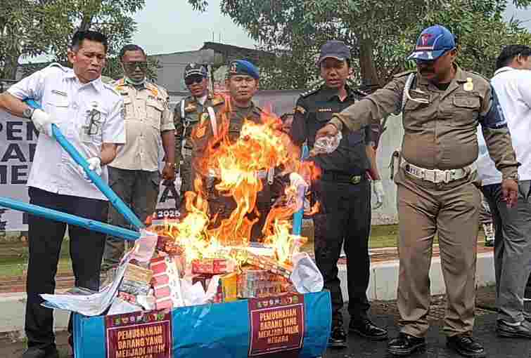 Direktorat Jenderal Bea dan Cukai bersama Pemerintah Kabupaten Sumenep kembali memamerkan komitmennya dalam memberantas Barang Kena Cukai (BKC) ilegal.