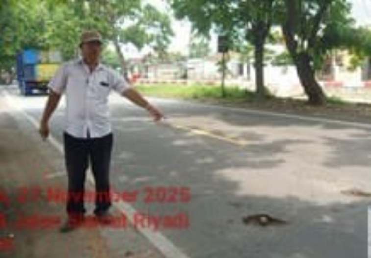 FOTO: Moh. Ali, saat menunjukkan buruknya kondisi jalan nasional di Sumenep memicu peningkatan kecelakaan. @by_News9.id