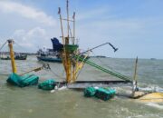 Kapal Slerek KM Mulya Karam Dihantam Gelombang Tinggi, di Perairan Camplong