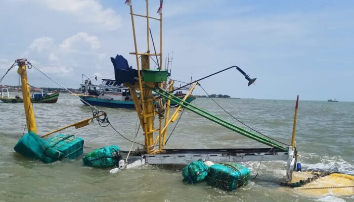 Kapal Slerek KM Mulya Karam Dihantam Gelombang Tinggi, di Perairan Camplong
