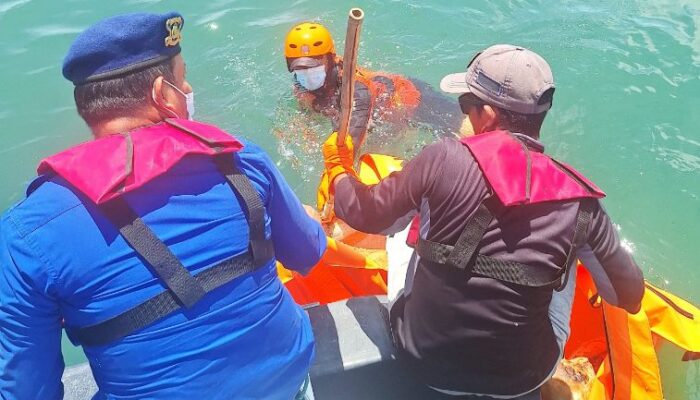 Tim Gabungan Evakuasi Mayat Tanpa Identitas di Perairan Mandangin Sampang
