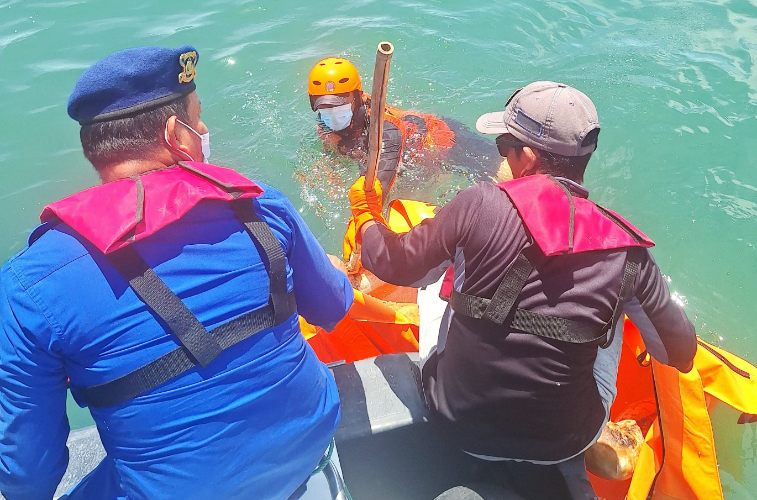 Tim Gabungan Evakuasi Mayat Tanpa Identitas di Perairan Mandangin Sampang